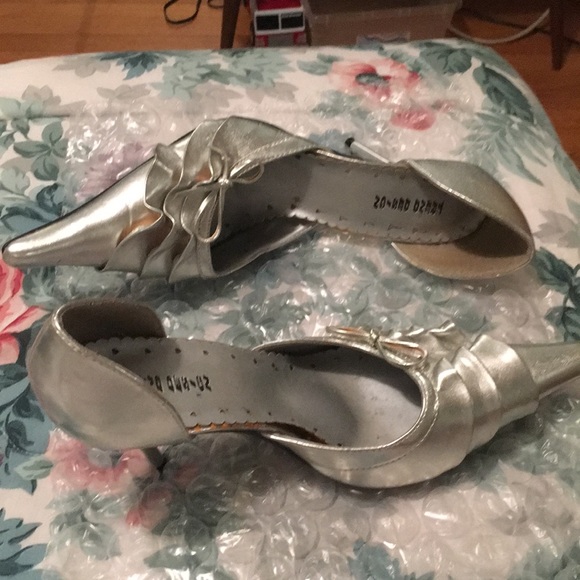Size 10 Silver pointed heel shoes - Picture 1 of 1